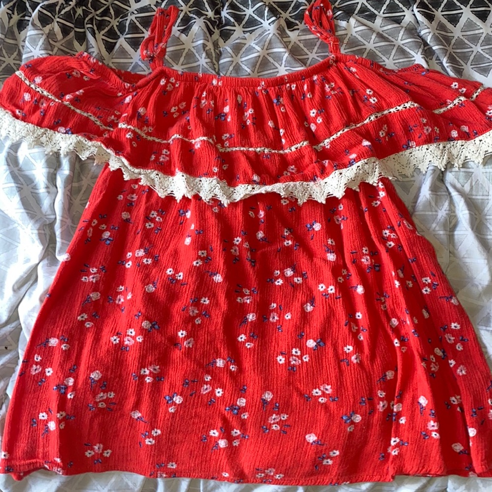 Cute top size XL but fits more like a medium